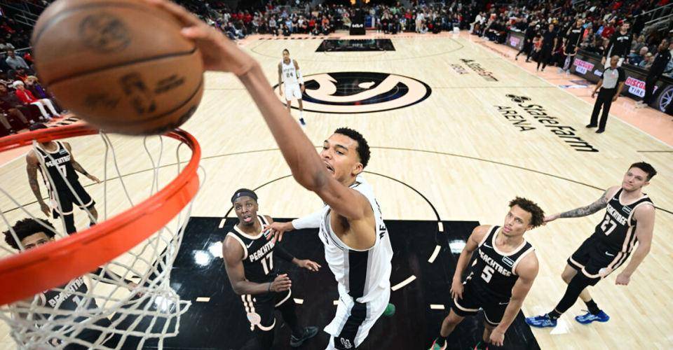 APP下载集结日圣安东尼奥马刺备战CBA常规赛，防线松动细节曝光，气氛紧张，赛程密集仍需轮换的简单介绍